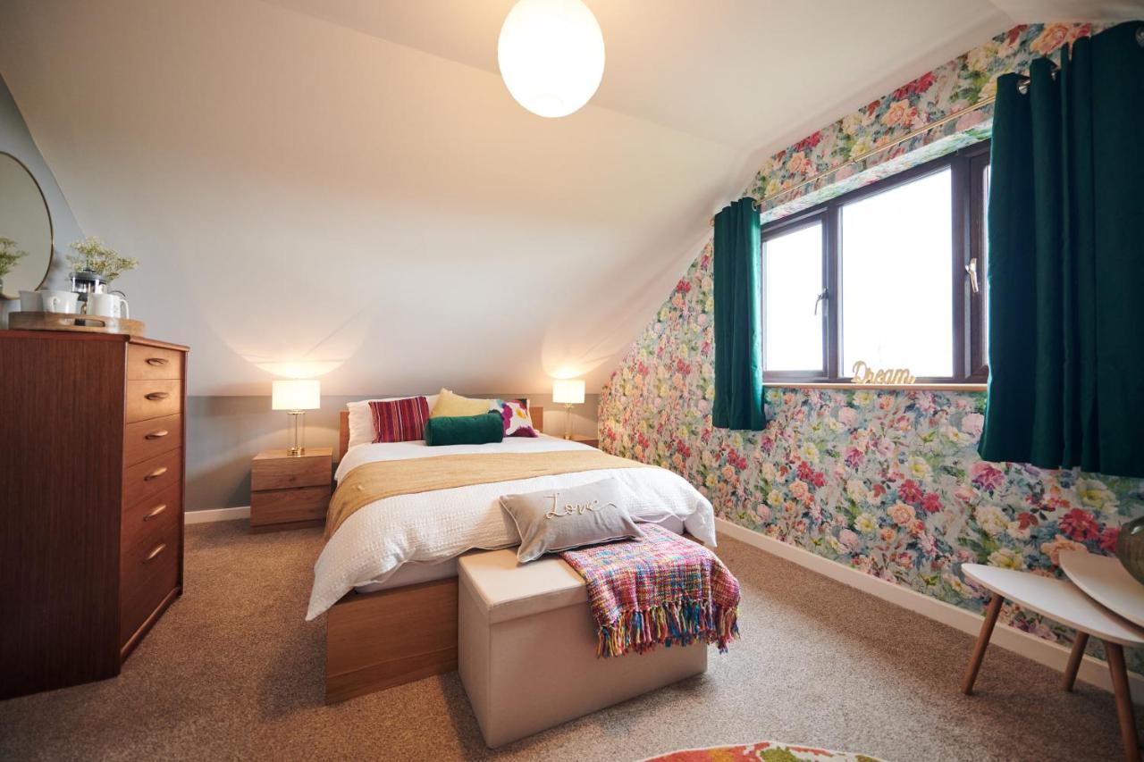 Maes Y Mel- A Couples, Pet Friendly, Rural Romantic Getaway With Countryside Views Gellywen Exterior photo